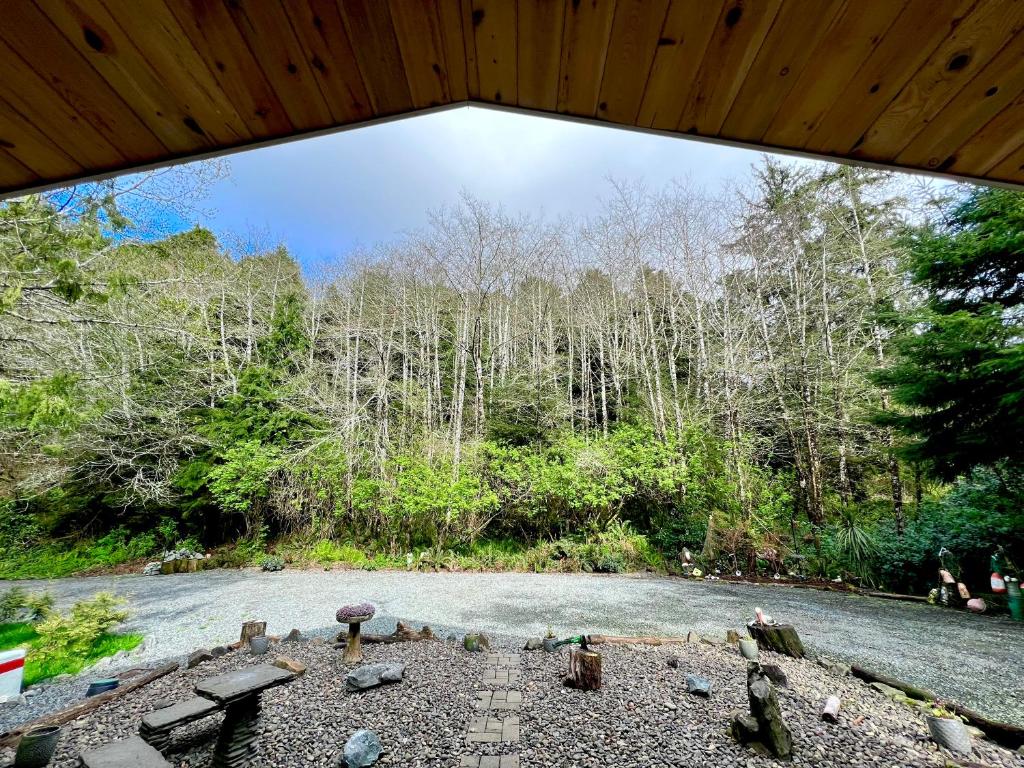 Forest cottage - secluded, hot tub, walk to beach, Rockaway Beach