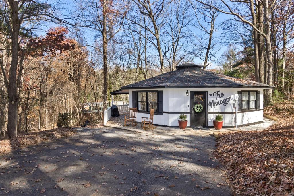 Peaceful, fun, & funky round home with pool table, Arden