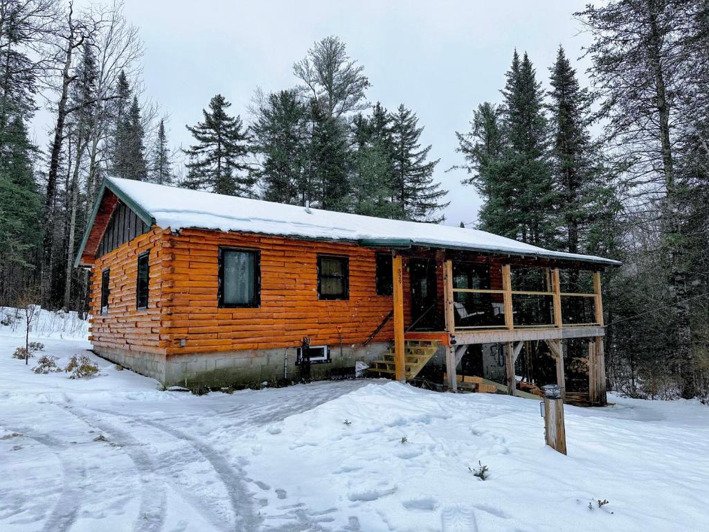 5R Cozy log chalet in fantastic location. Ski, snowshoe, fish, explore! AC, pet friendly!, Bethlehem
