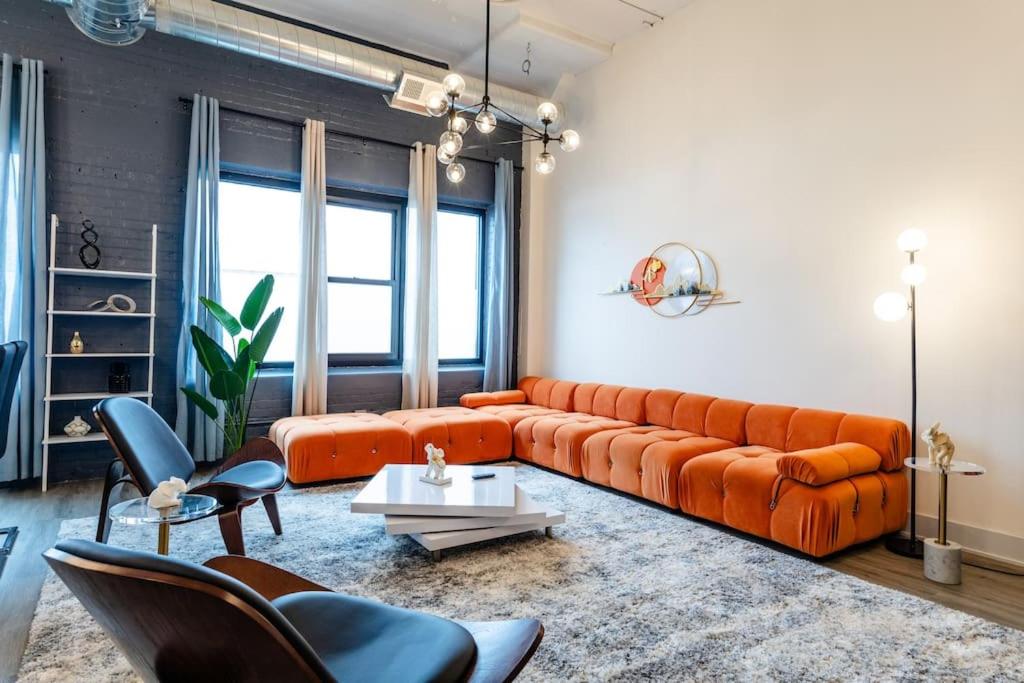 Luxury 6BR Loft Suite Perfect for 12 Guests with Skyline Views, Optional Parking and Gym Access Near McCormick Place and Soldier Field, Chicago