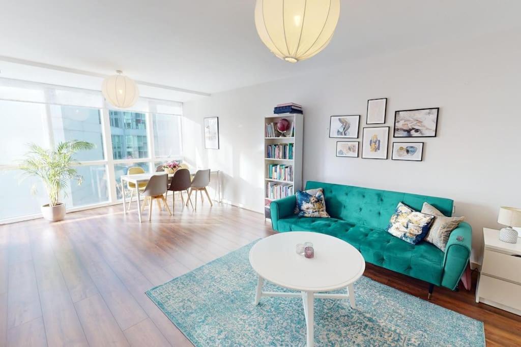 Centrally located, comfy 2-bed 2-bath apt, Dublino