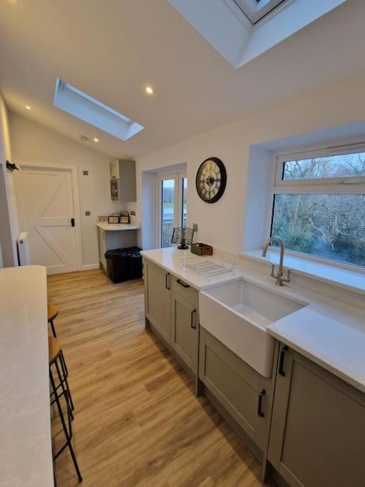 Riverbank Cottage, Hendy photo 3