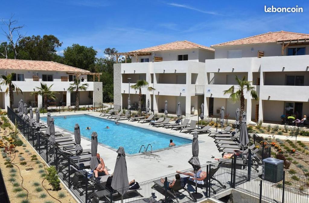Superbe appartement vue mer terrasse couverte face à la mer, Linguizzetta