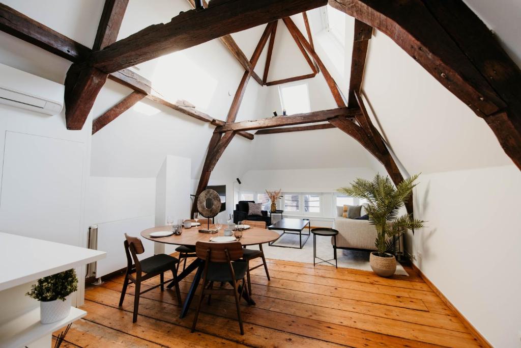 Gorgeous duplex apartment in old city centre, Antverpy