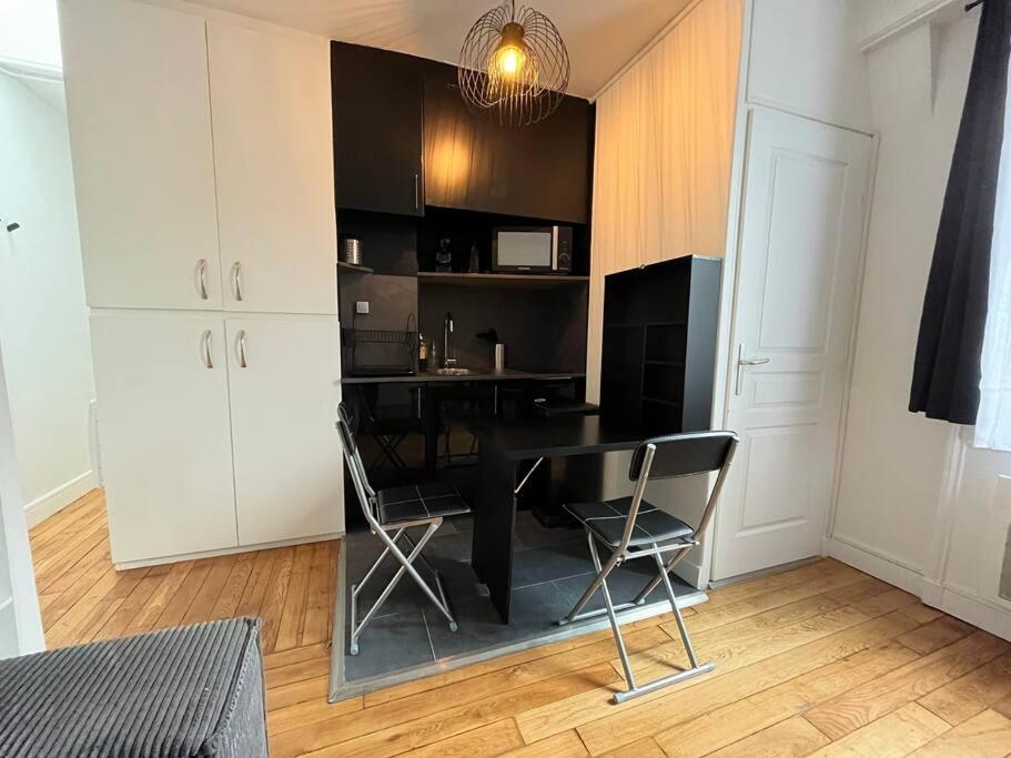 Central Typical Parisian Studio - 2