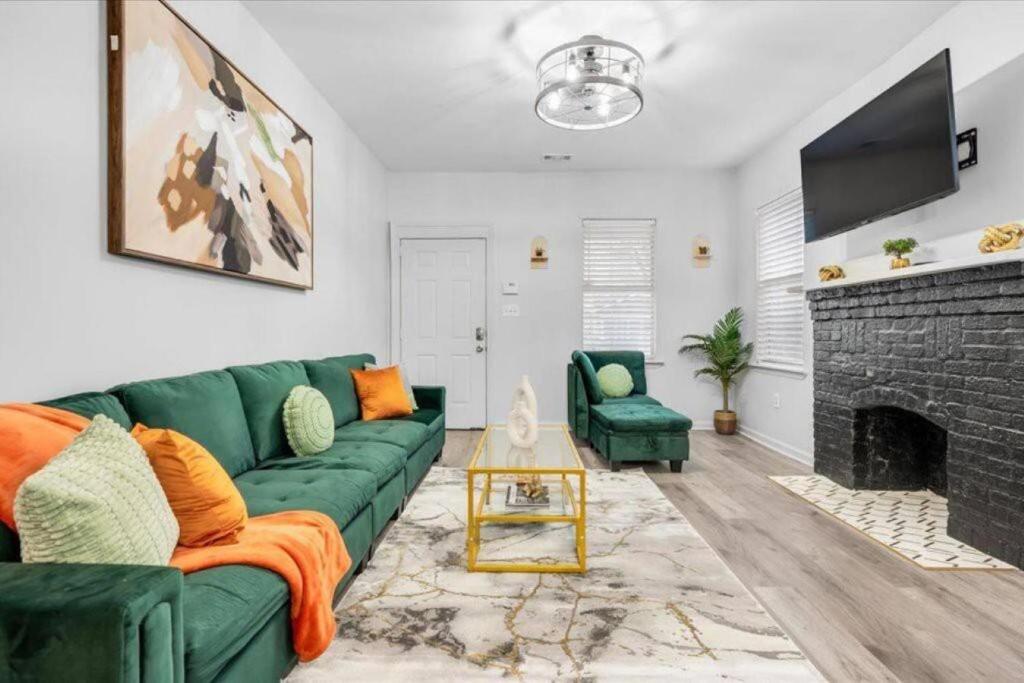 Stylish Home, 8 Mins to Downtown, Sleeps 10, Free Parking, Peaceful Area