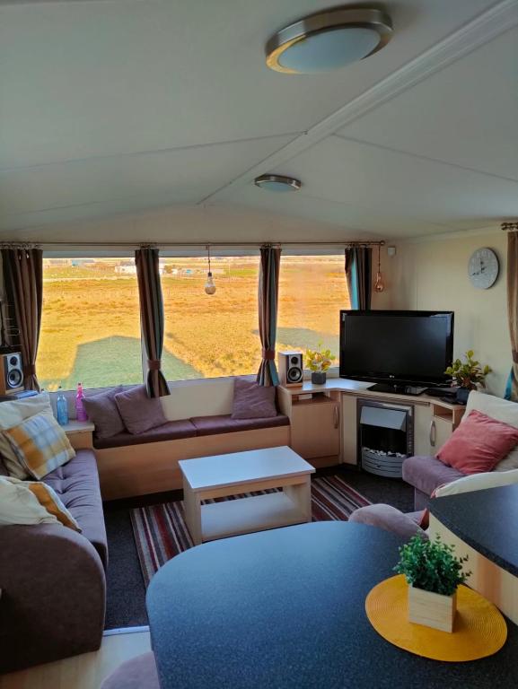M&C Caravan Hire, Sunnysands - pet-friendly stay