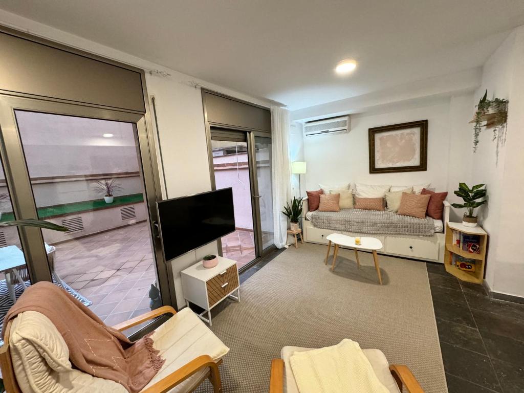 Private terrace 1BR apt - 4min walk to the beach, Pineda de Mar