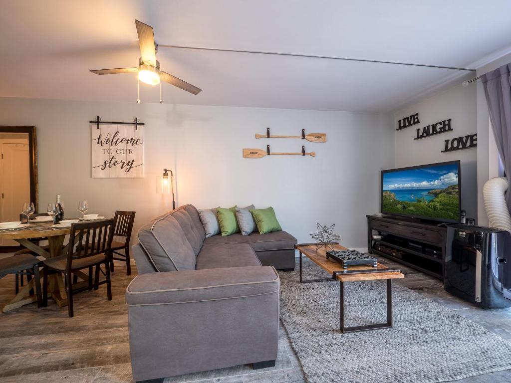 Maui Makai Condo - Completely renovated 1 bedroom 1 bath condo, just steps away from Kahana Beach, Kahana