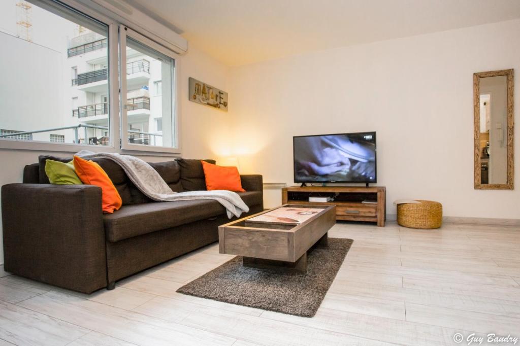Chic and confortable apart with bar in Paris