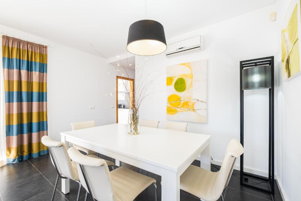 Shared lounge/TV area, Villas Novochoro - Small Garden by DreamvillasAlbufeira in Albufeira