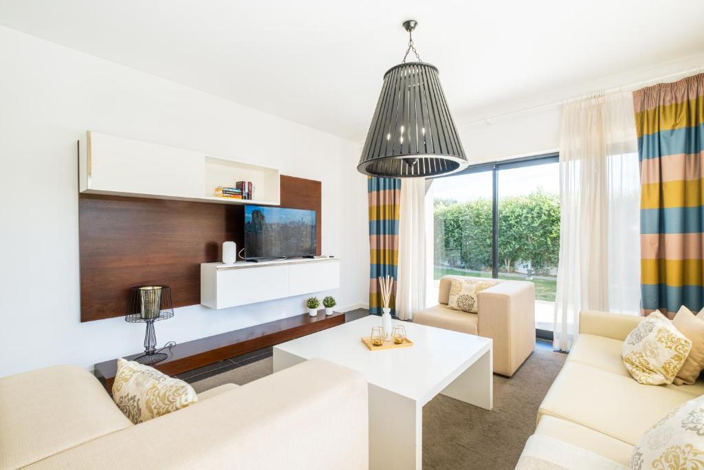 Shared lounge/TV area, Villas Novochoro - Small Garden by DreamvillasAlbufeira in Albufeira