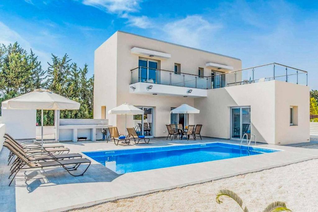 Michaela Vine, Pegeia