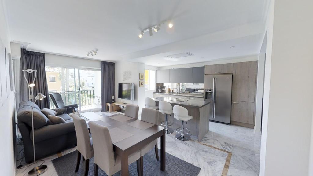 Modern Coastal Apartment Near Puerto Banús - 4