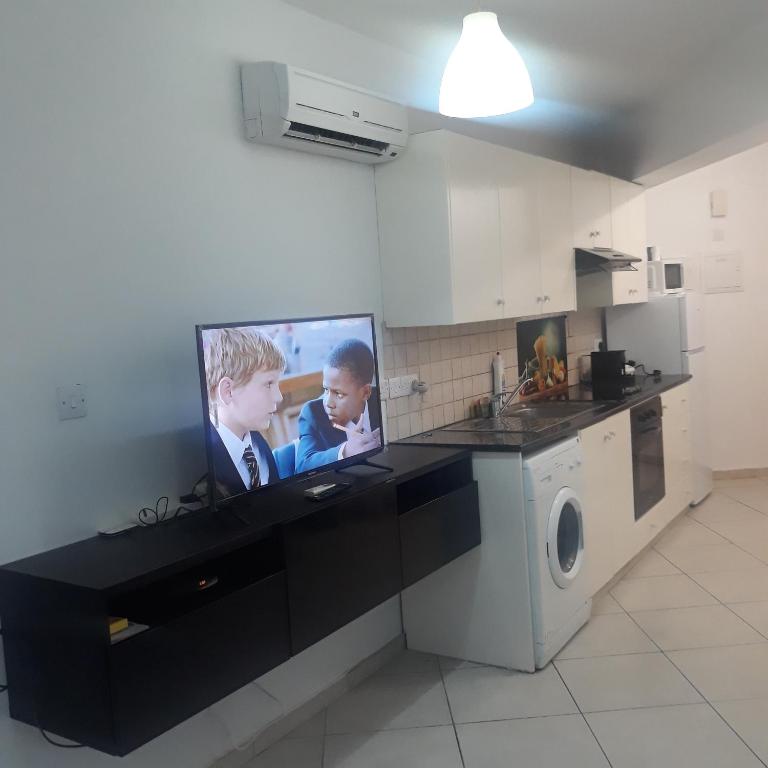 A CHEERFUL APARTMENT in a popular area, Pallouriotissa