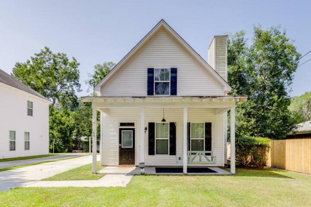 Tupelo Two Story - Near Savannah, I95, and Airport (Sleeps 8)