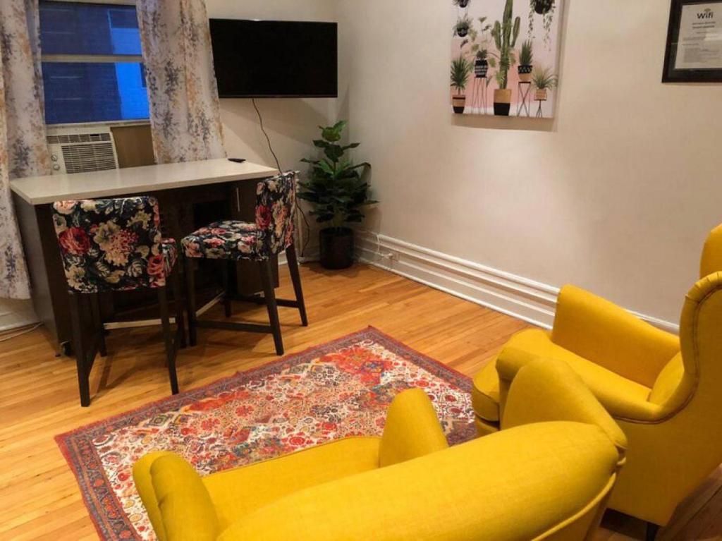 Studio & Office -Walk anywhere Downtown + Hospital, Montreal