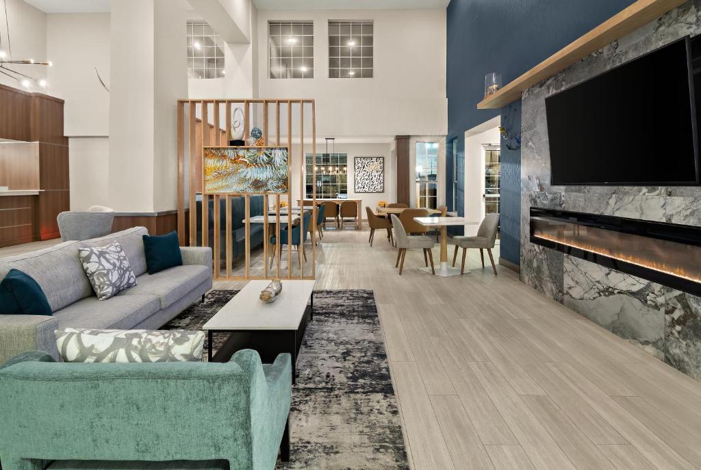 Comfort Suites Fort Worth North Fossil Creek 共用ラウンジ/TVエリア