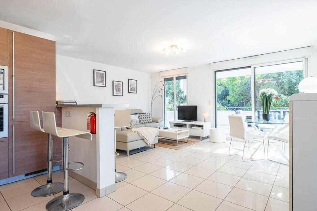 Beautiful and Spacious 2 bed Apt with Pool - 4