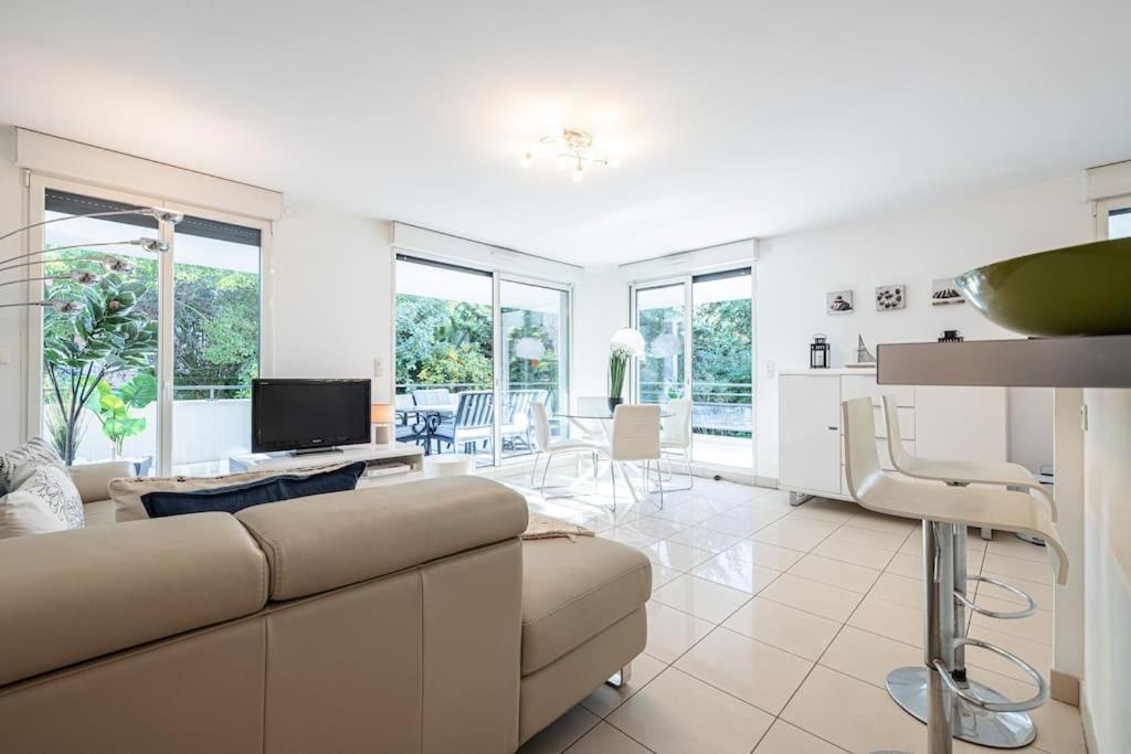 Beautiful and Spacious 2 bed Apt with Pool - 5