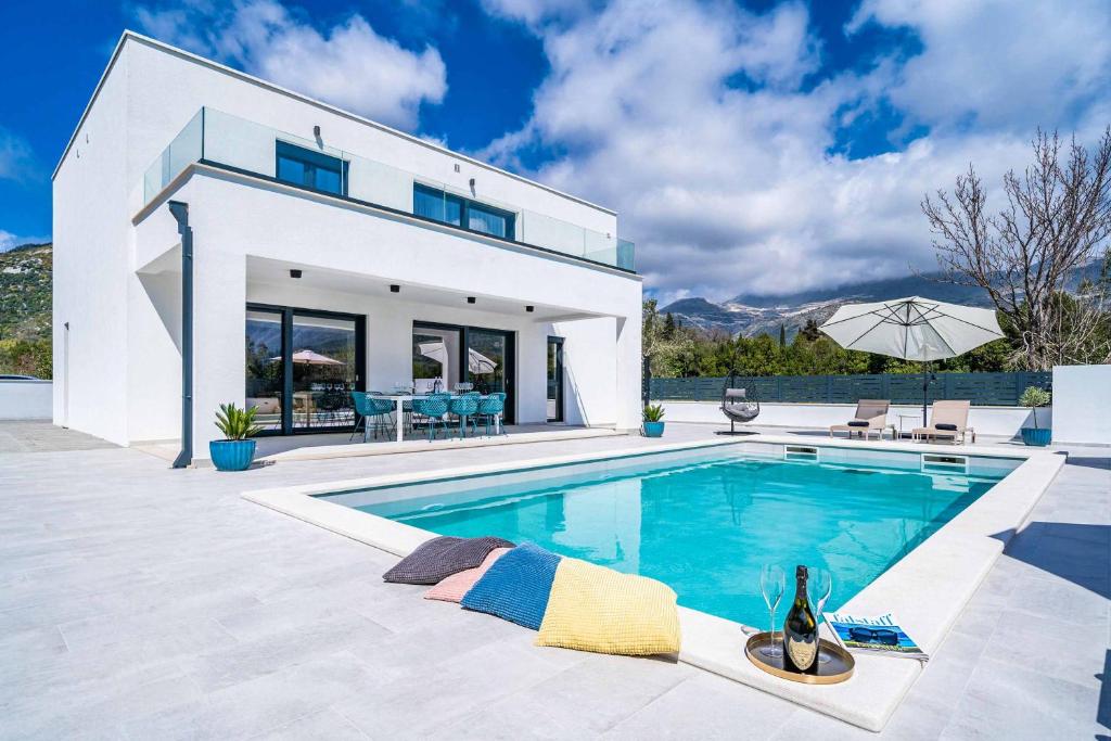 Hillside Rest, Čelopeci