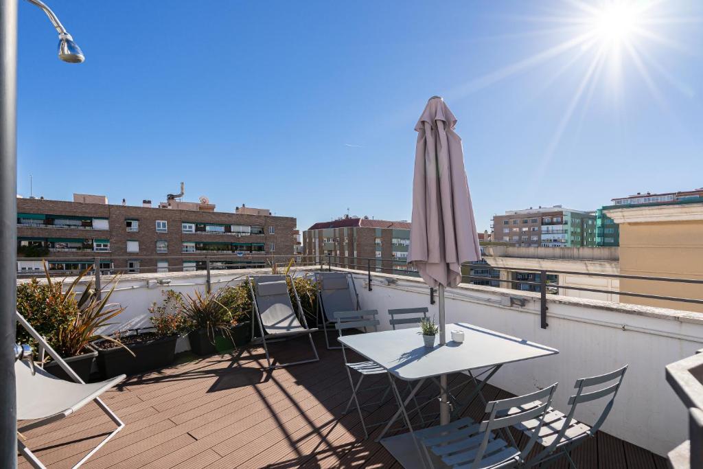 Feelathome Waldorf Suites Apartments - 5