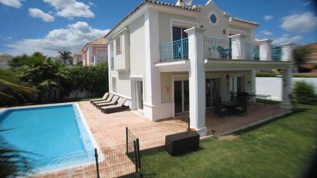 Detached Villa 4 bed Duquesa with Private infinity pool close to port and beach - 4