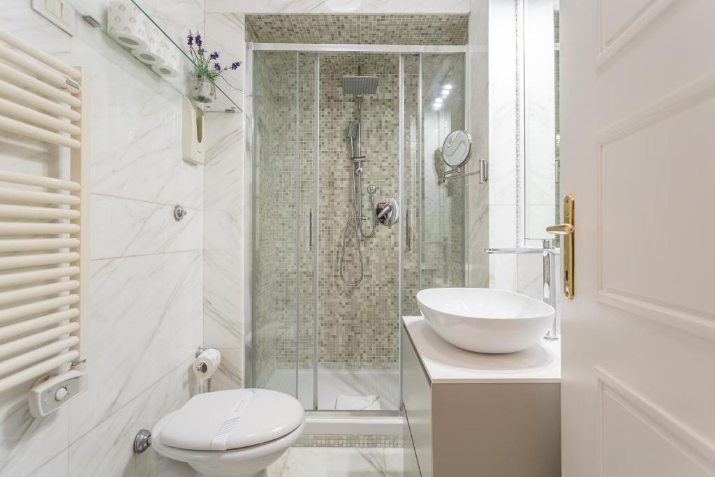 Stylish Spanish Steps Retreat - 4