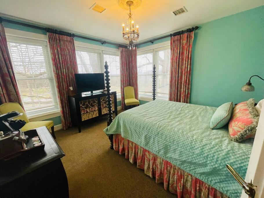 Oak Tree Room queen - Non- Smoking- No Pet - 325