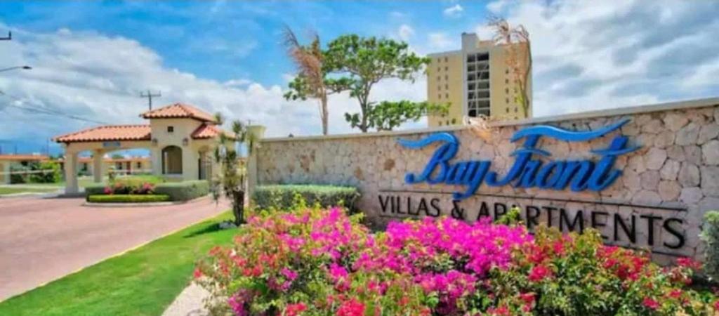 Apartment Sleeps 6 with Pool Access, Portmore