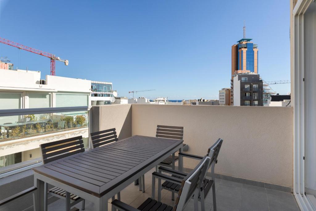 Spacious & Stylish 3BR Penthouse With Large Terrace - Close to Spinola Bay, Saint Julianʼs