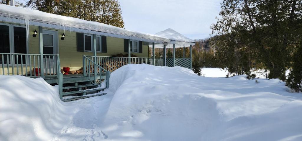 Lazy lake cabin, Saint-Rémi-dʼAmherst