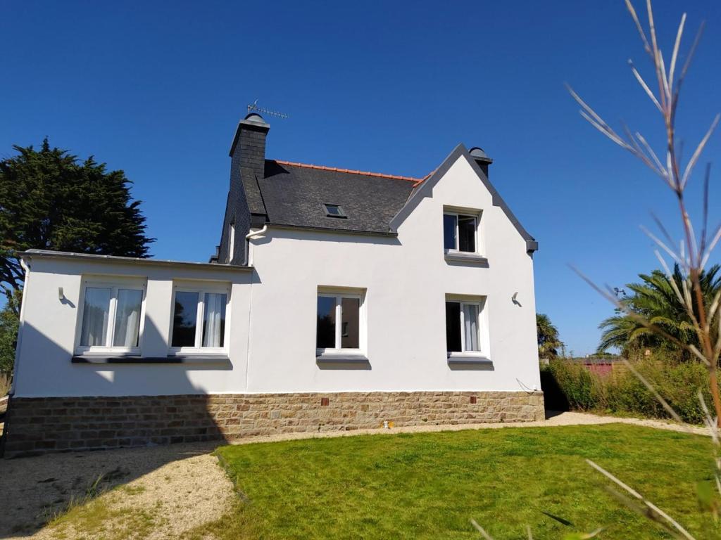 Maison de 3 chambres avec terrasse amenagee et wifi a Ploudalmezeau a 3 km de la plage
