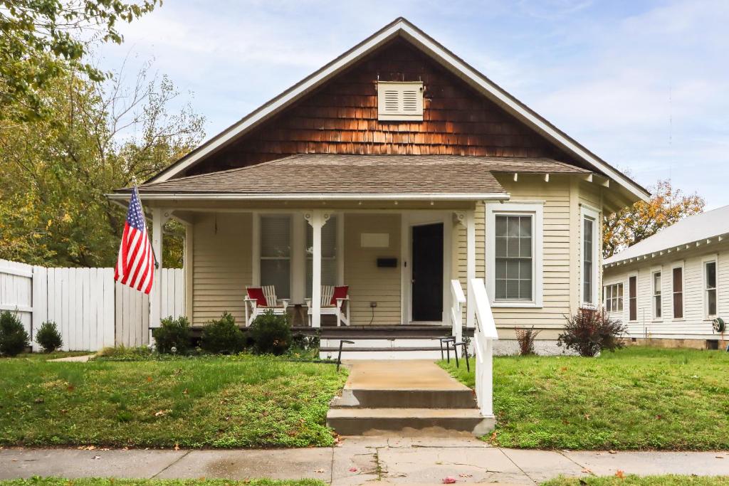 The Porter Pearl Centrally Located Joplin Home!