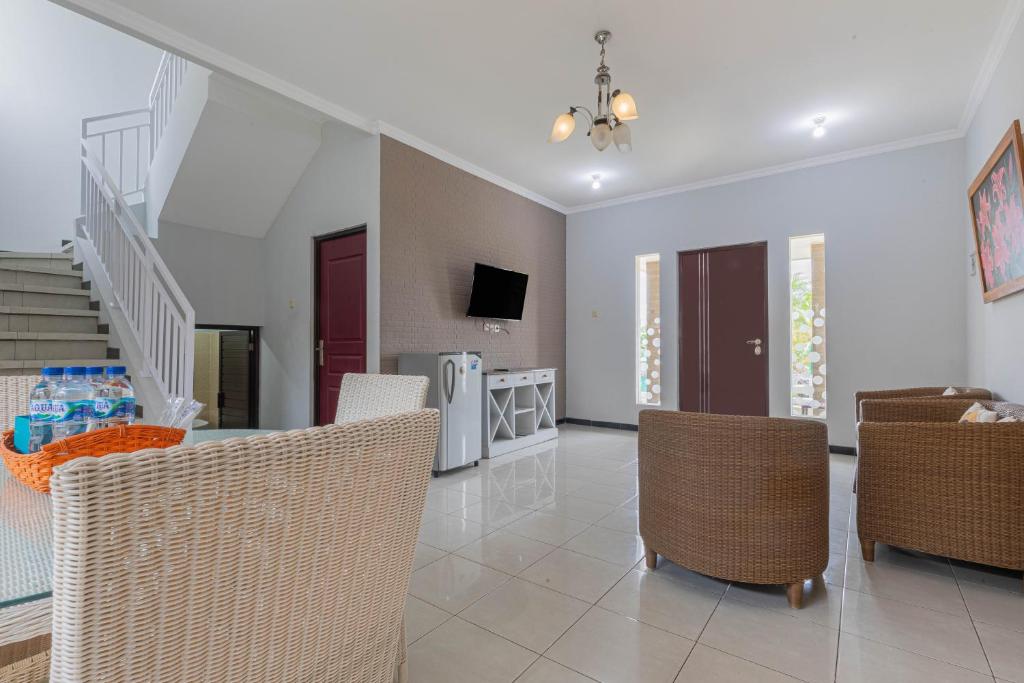 Shared lounge/TV area