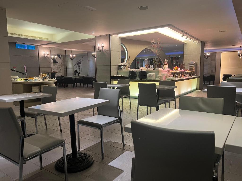 Taipei Forward Hotel dining