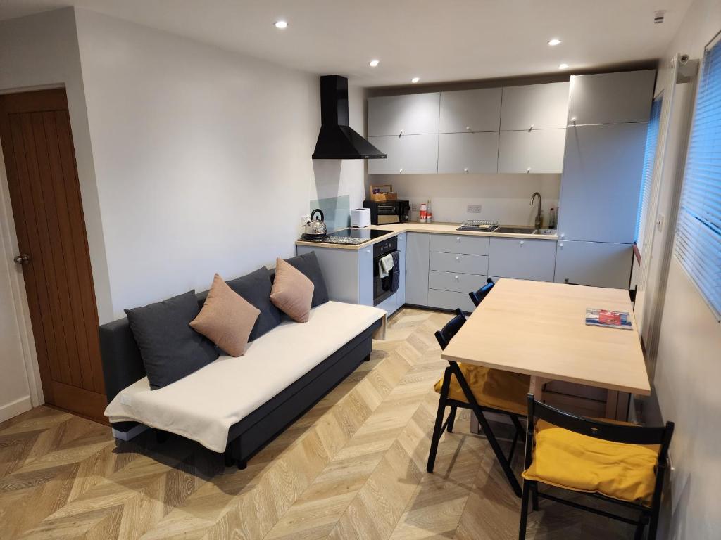 Modern 3 bedroom home in Guildford. Sleeps 8, Guildford