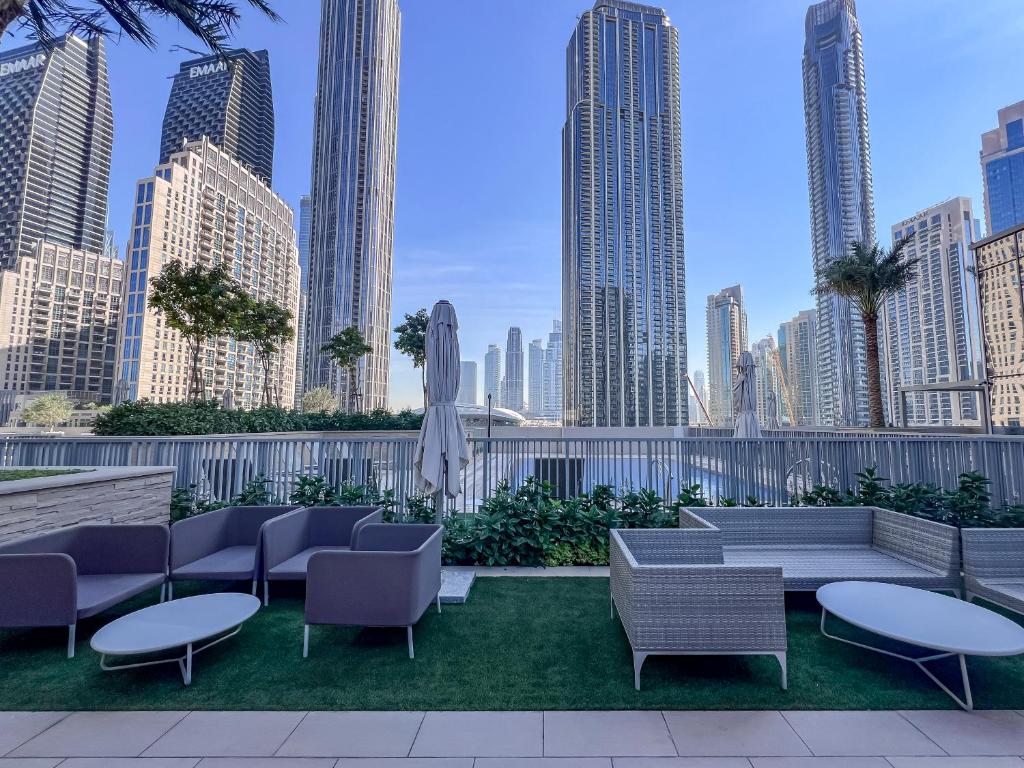 Wonderful 2BR Modernly Forte Tower Downtown, Dubaï
