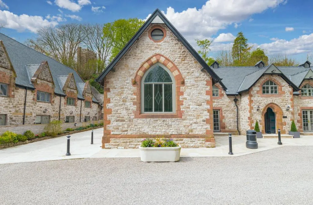 Chequers Lodge- Dalton-in- Furness- Self check in- for professionals and tourists, hotel in Dalton in Furness