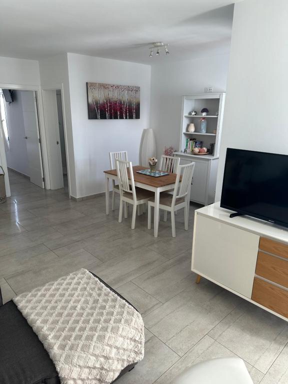 Los Gracioseros Apt 207 - 4