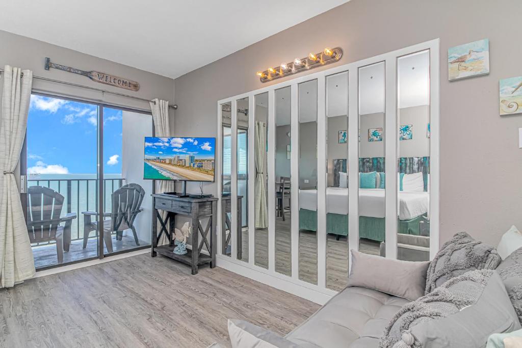 Nicely Updated Direct Ocean Front Studio with Panoramic Views Palace Resort 2101, Myrtle Beach