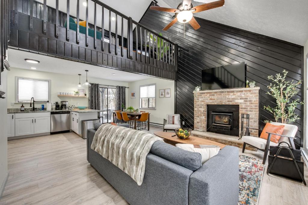 Lake and Pool Access Poconos Retreat in Tobyhanna!, Tobyhanna