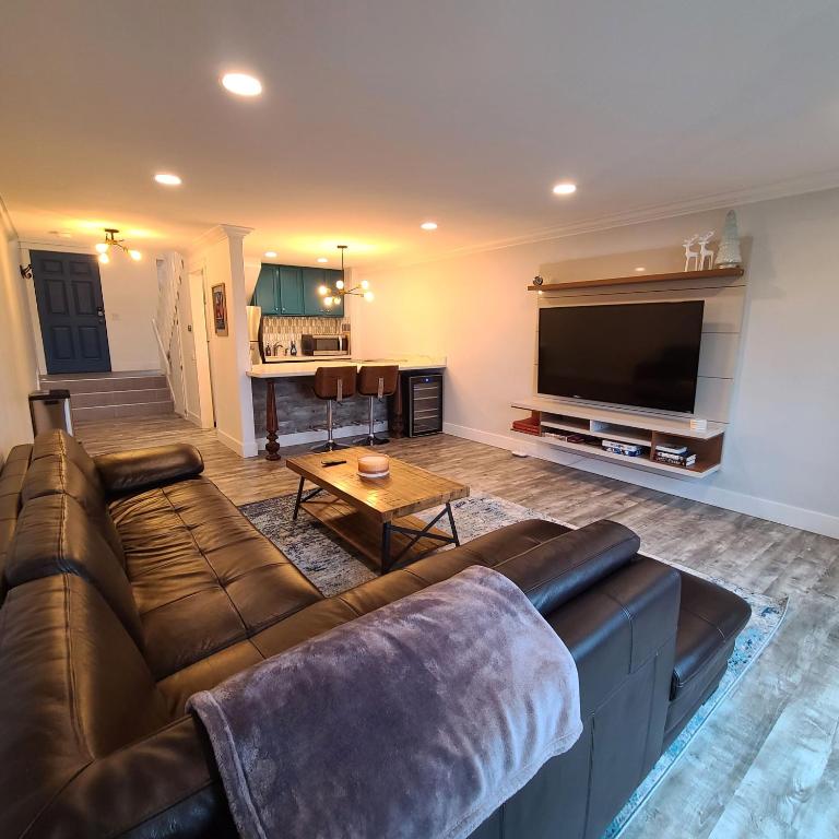 1BR Modern Queen Anne Townhome
