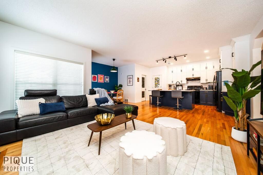 The Obsolete Suite - King Bed - Fireplace - Pet Friendly, Edmonton