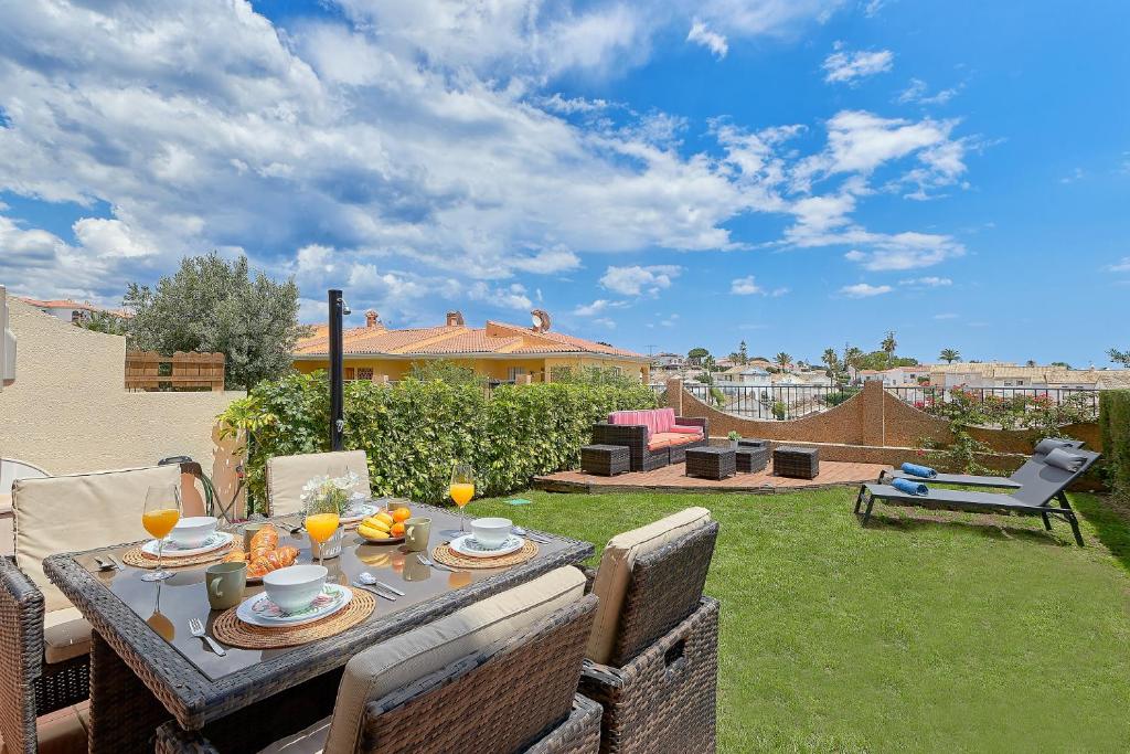 Faro IV Sun all day, Garden, BBQ, Sea Views and Pet Friendly Mijas Costa & Fuengirola, Mijas Costa