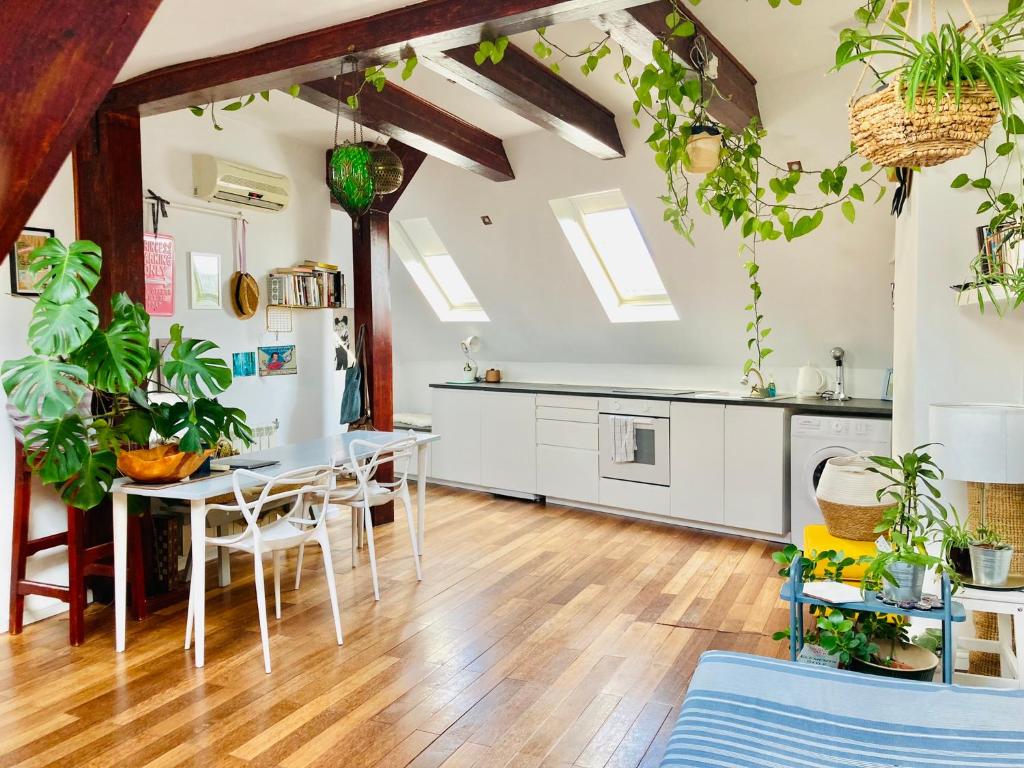 Room at the Top - close to the old town :), Bukurešť