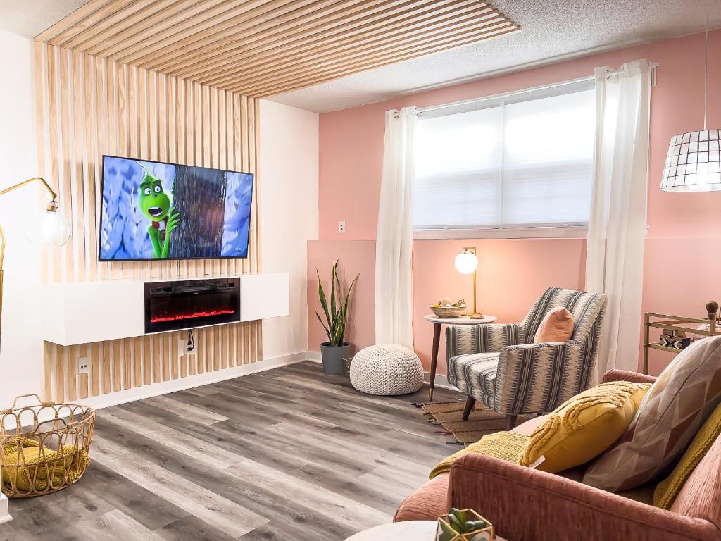 [1] Chic & Cozy Retreat Walk to KU/Mass/Dining!, Lawrence