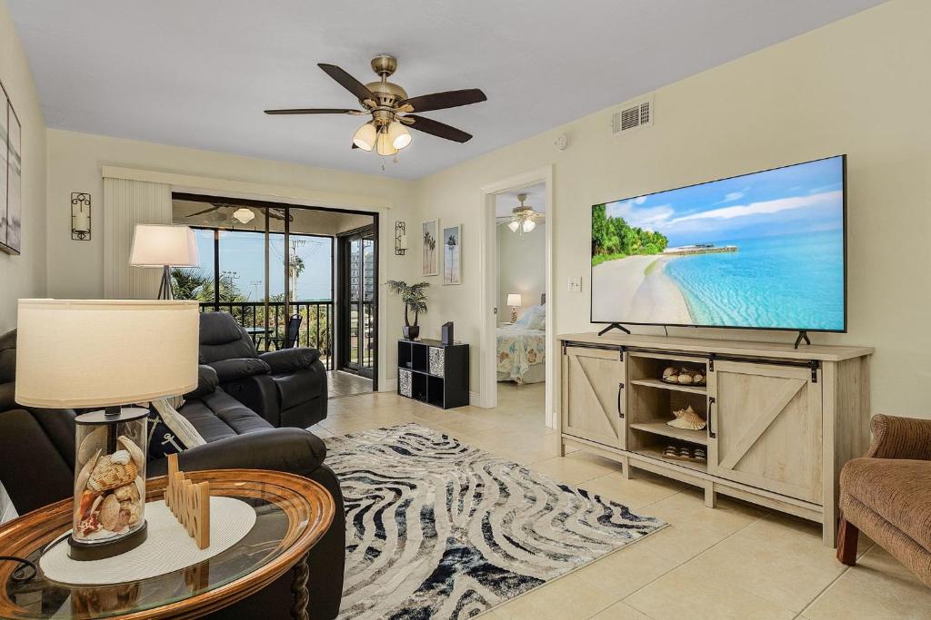 Estero Cove 523 - Beautifully Updated!! condo, Fort Myers Beach