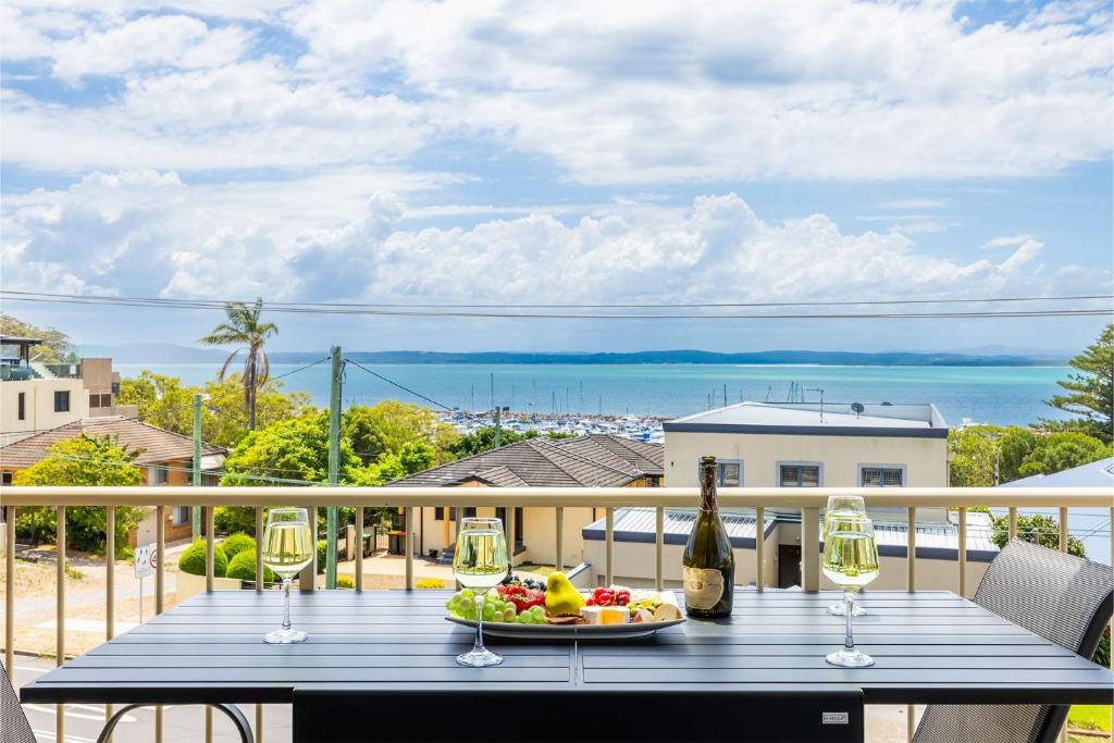Yarramundi, 6,47 Magnus St - Unit in Nelson Bay with stunning water views, air con, wifi, linen and bed making, Nelson Bay