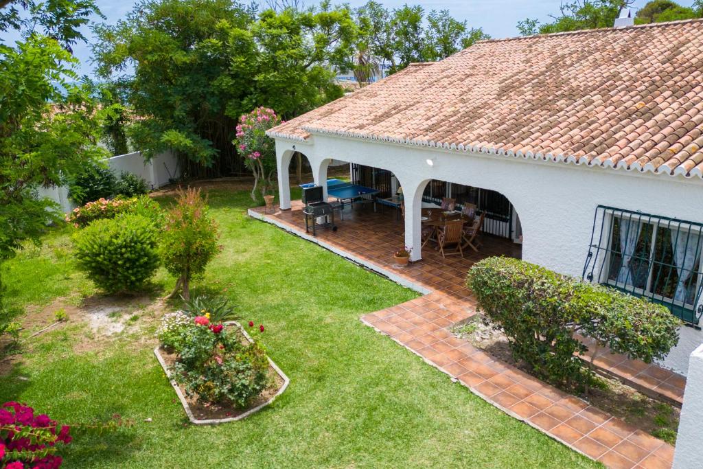 Family villa with garden next to the beach - 4
